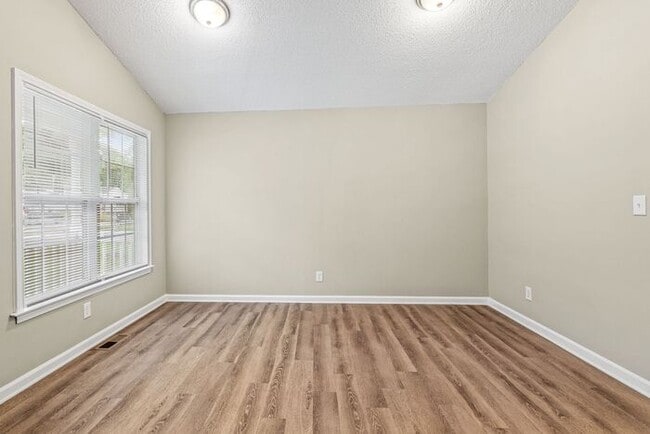 Building Photo - Welcome to this charming 4 bedroom, 2 bathroom home located in Greensboro, NC.