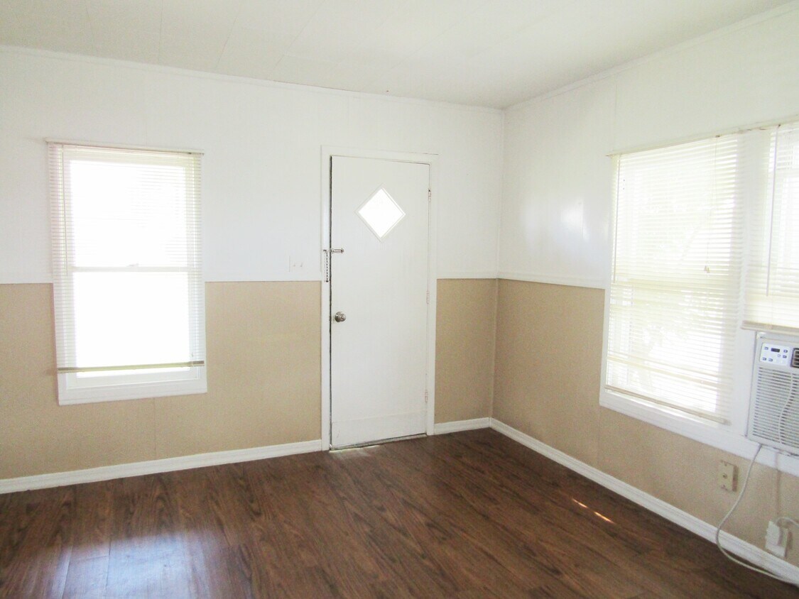 Foto principal - 212 E Johnson Ave