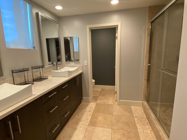 Building Photo - Beautiful Townhouse 3 Bedroom + 3 Bathroom