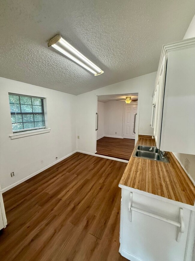 Foto del edificio - For Rent – 2 Bedroom, 1 Bath Home in Westl...