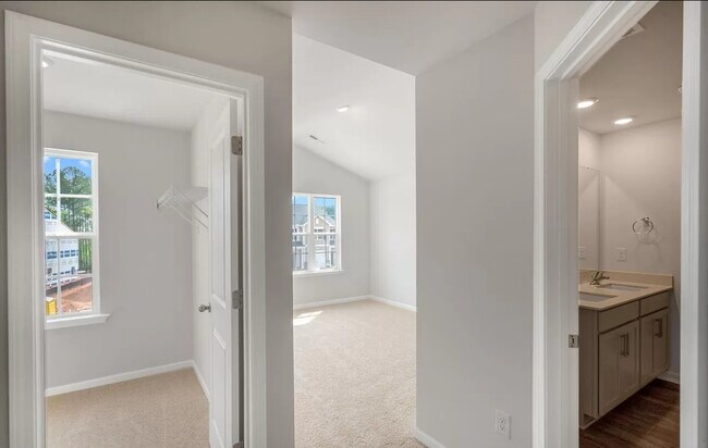 Building Photo - 411 David Hill Dr