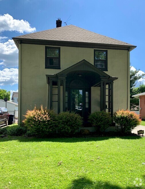 Apartments For Rent in Niles OH with Hardwood Floors 2 Rentals