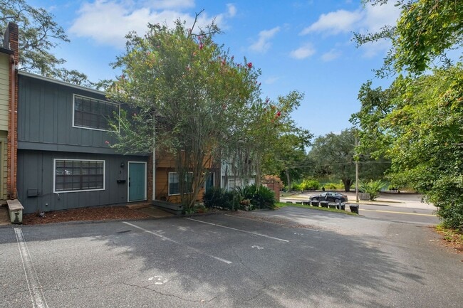 Building Photo - 242 Lake Ella Dr