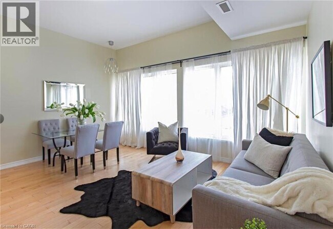 Building Photo - 130 Wellington St N