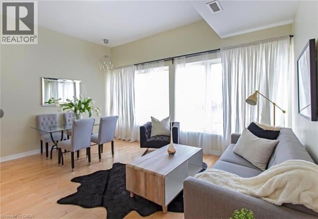 Photo du bâtiment - 130 Wellington St N