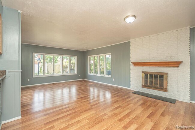 Building Photo - 25568 Thomas Dr