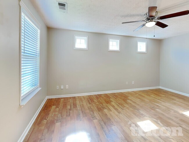 Foto del edificio - 250 Oak Grove Way