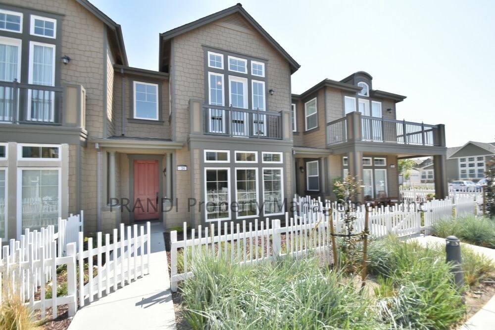Foto principal - Gorgeous Three Bedroom Townhome in The Strand