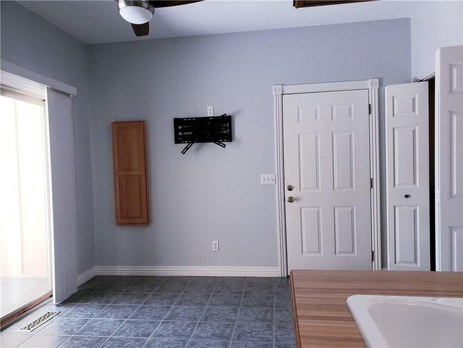 Building Photo - 80 E Sycamore St