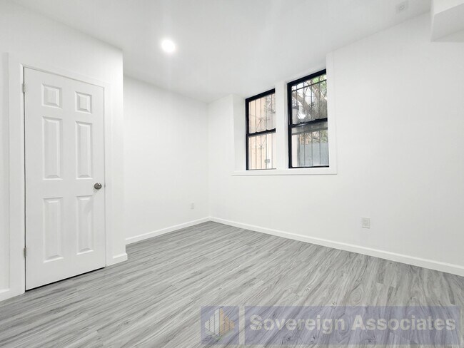 Foto del edificio - 112 Nagle Ave