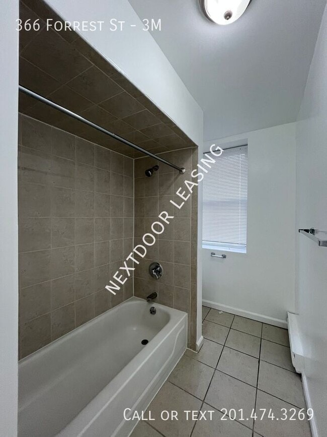 Foto del edificio - 366 Forrest St