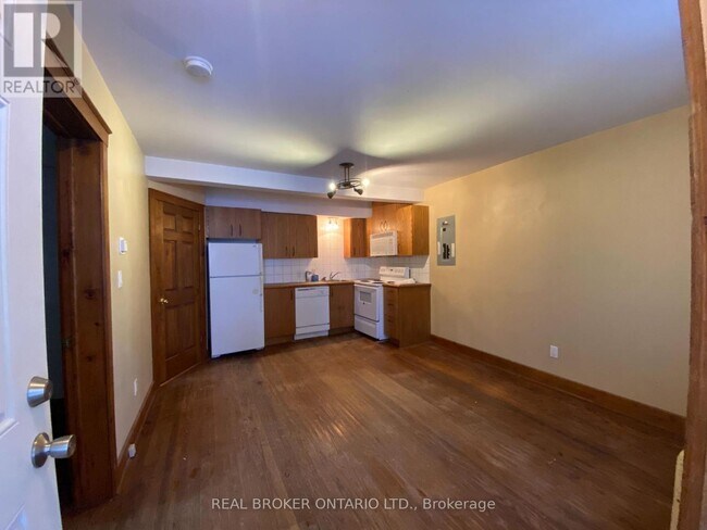 Photo du bâtiment - 18 First Ave