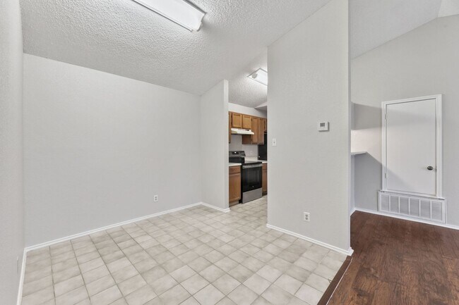 Foto del edificio - 6002 Parkwood Dr
