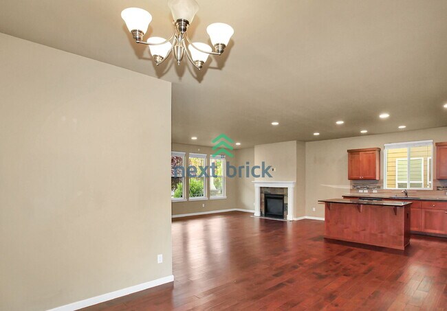 Building Photo - 3 Bed and 2.5 Bath Single-family Home Avai...