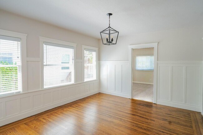 Building Photo - 1315 Drake Ave