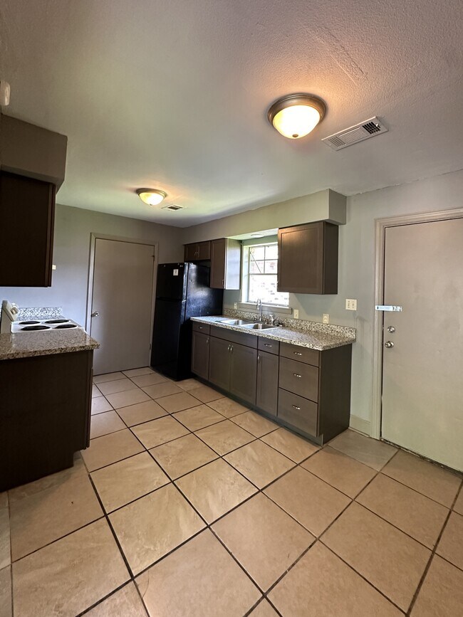 Building Photo - 105 Wells Dr