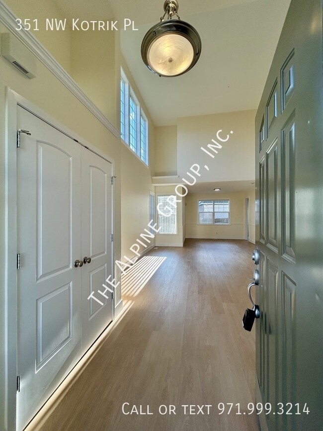 Building Photo - Stunning 4 Bed in Sunset Corridor!