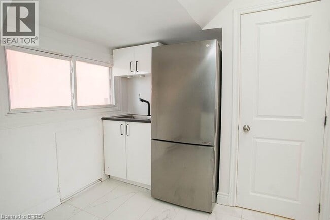 Building Photo - 3 Balmoral Ave S