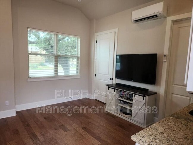 Building Photo - 715 Bottlebrush Dr