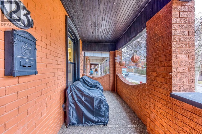 Building Photo - 23 Fairholt Rd N