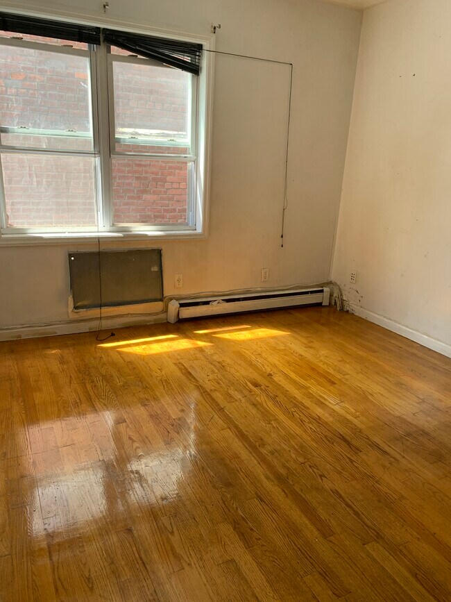 1st bedroom - 4012 97th St