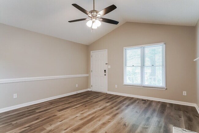Foto del edificio - 353 Amherst Creek Dr