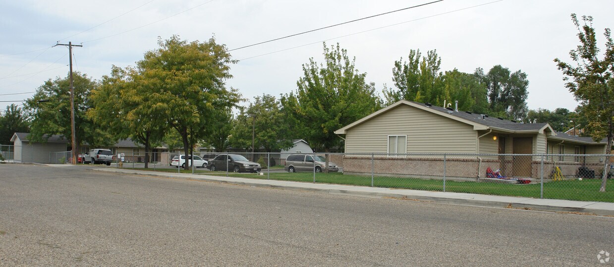 Building Photo - 812 4th St N