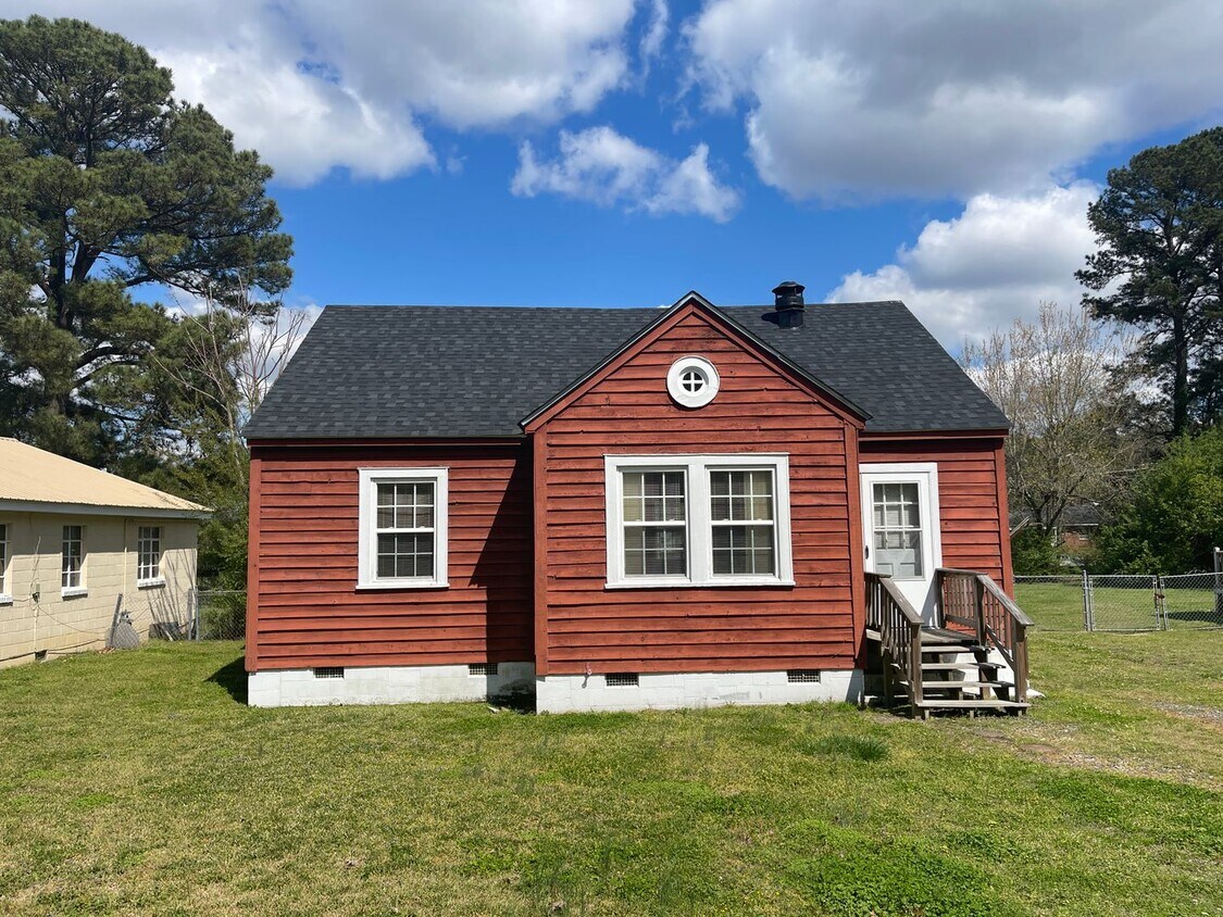 Primary Photo - 2 Bedroom House with Large Bonus Room