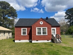 Building Photo - 2233 Oak Dr