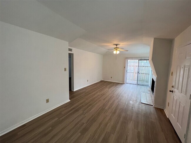 Foto del edificio - 8048 Sands Point Dr