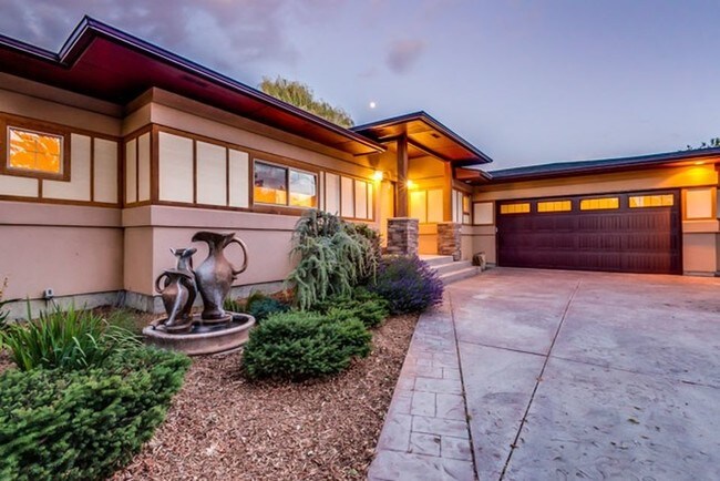 Building Photo - 638 N Edgewood Ln