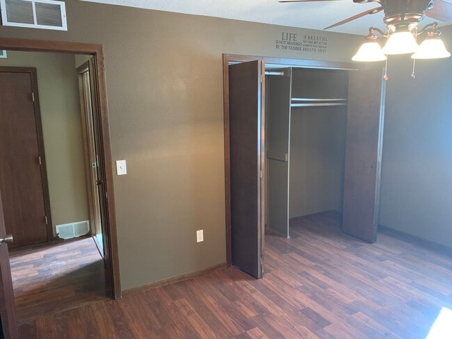 Building Photo - Cozy 2 Bedroom Condo