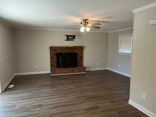 Building Photo - Spacious 3BR Home – Centrally Located | St...