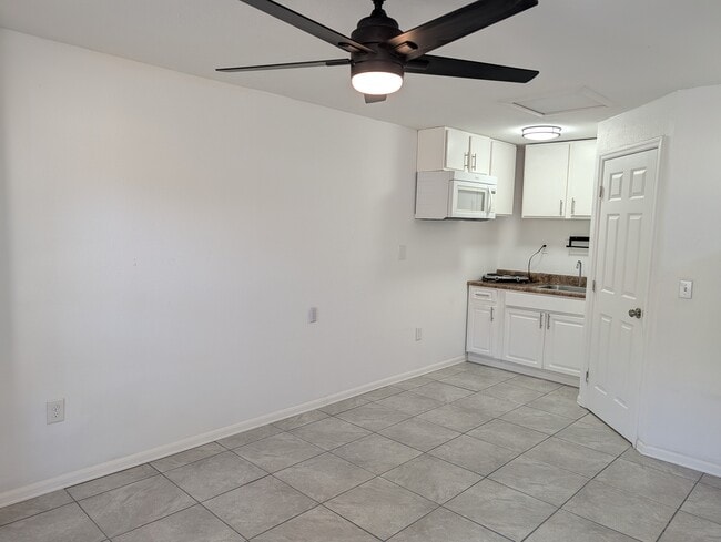 Building Photo - 1901 E Noel St