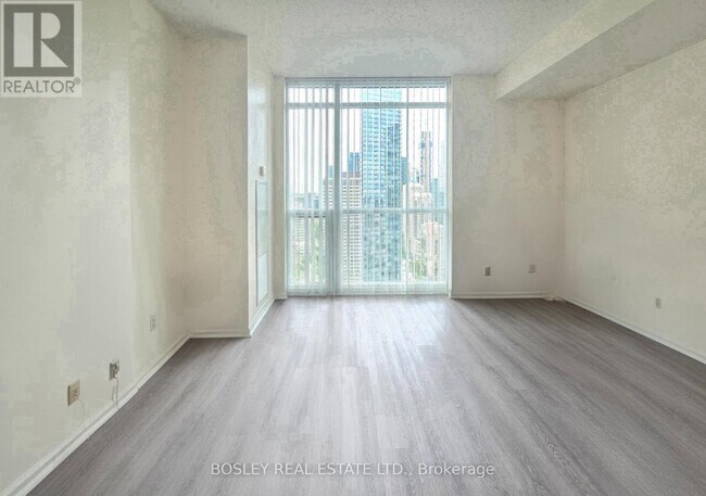 Photo du bâtiment - 770-PH770 Bay St.