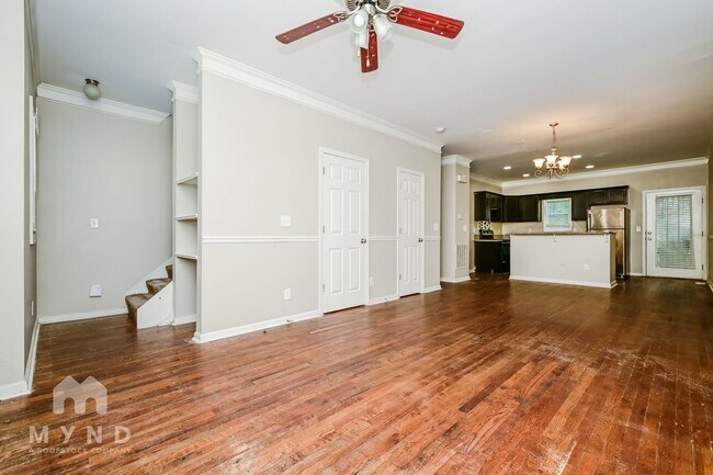 Foto del edificio - 1575 Laurel Park Cir