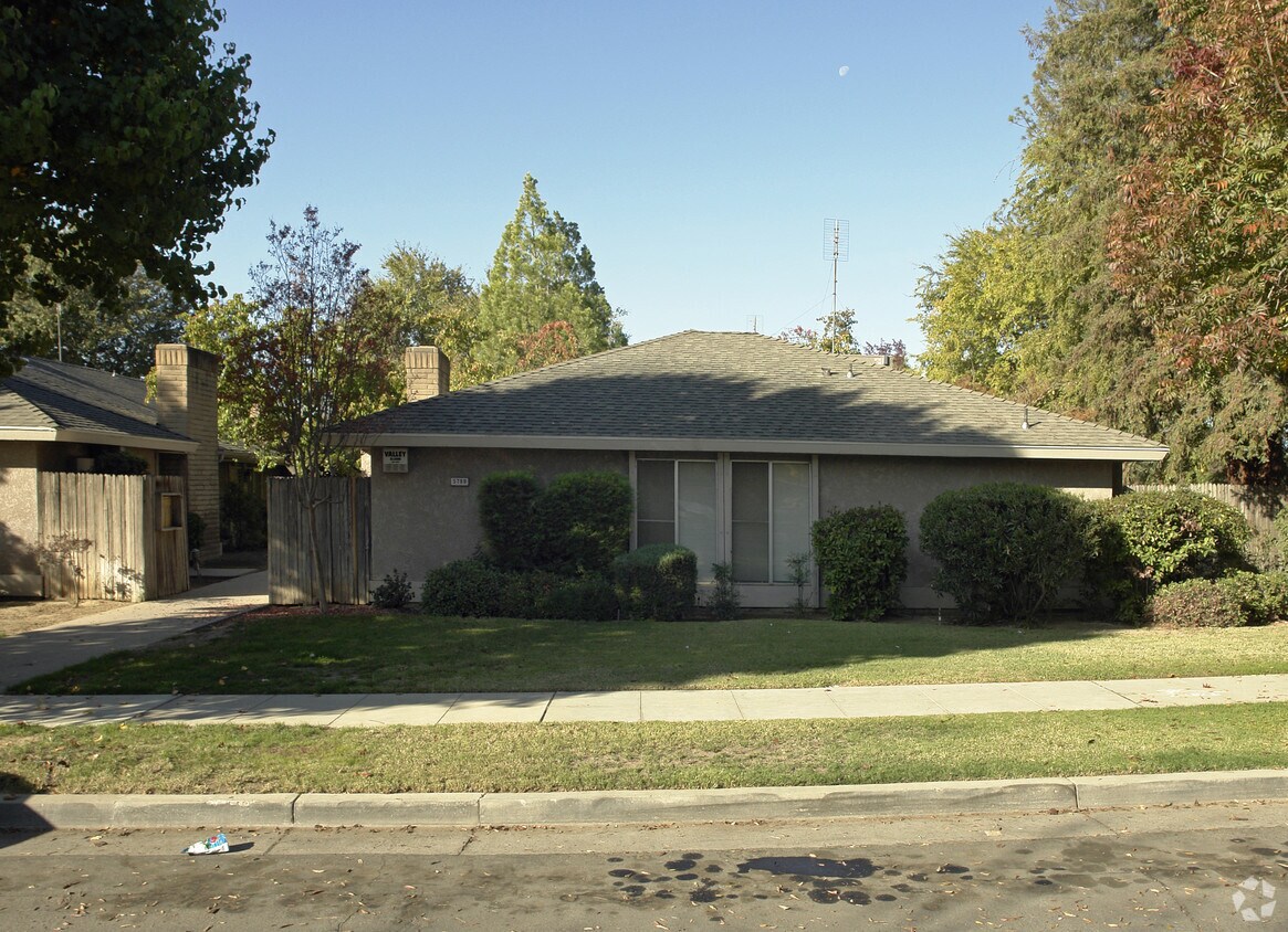 Primary Photo - 5789 N Valentine Ave