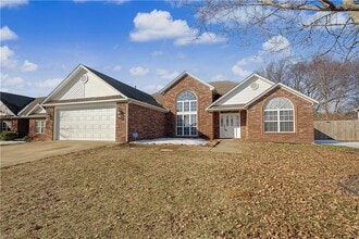 Building Photo - 585 Lynn Dr