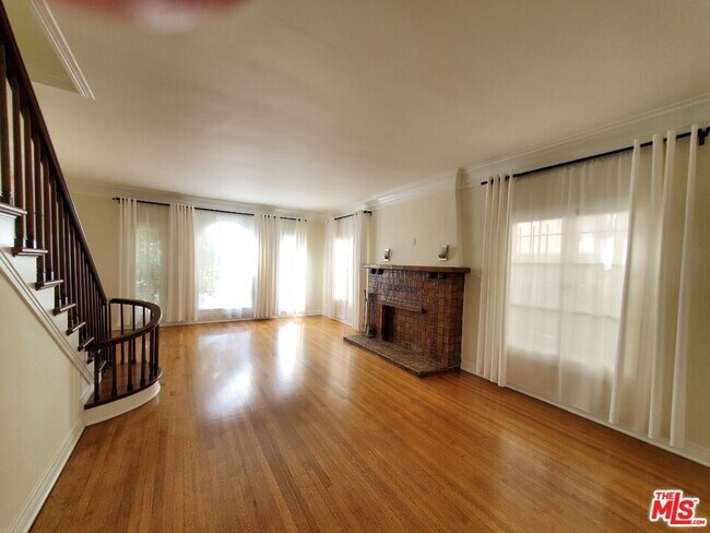 Building Photo - 4843 Elmwood Ave
