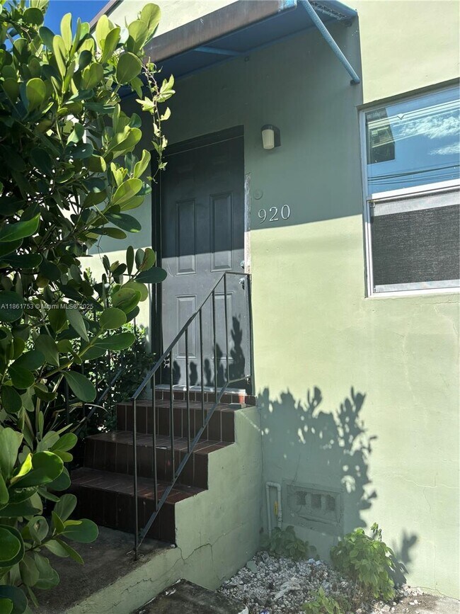 Foto del edificio - 920 NW 22nd Ct