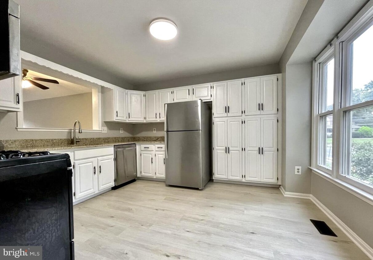 106 W Locust St, Occoquan Historic District, VA 22125 Townhome