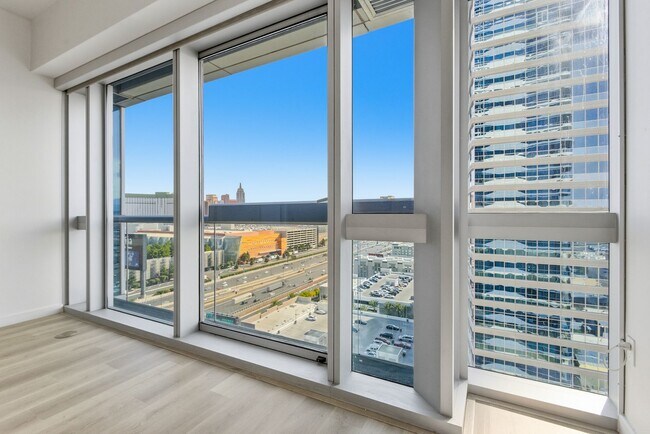 Building Photo - Martin 1905-Stunning Strip Views from this 2Bd Residence