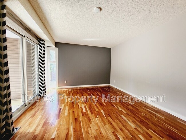 Building Photo - 7211-7180 180 St NW