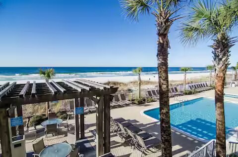 Nade, haga parrilladas y relájese: la piscina y el pabellón de barbacoa son el lugar perfecto para divertirse en familia. - 10625 Front Beach Rd