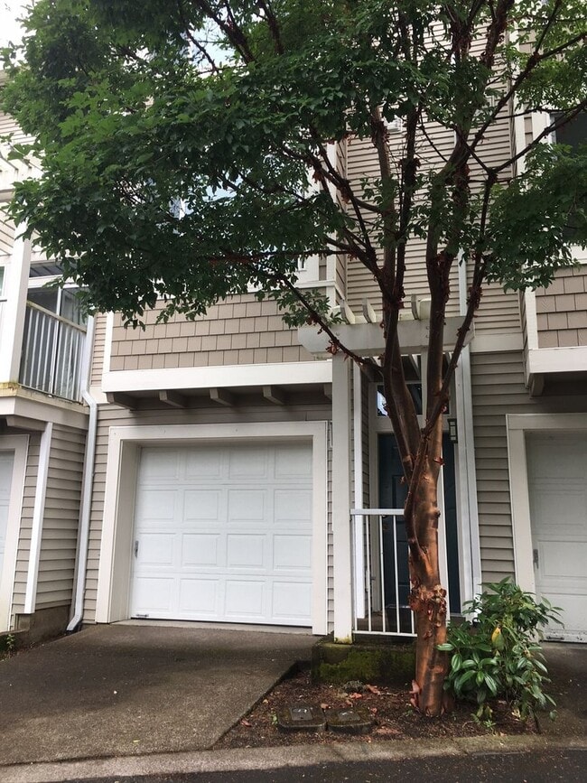 Building Photo - Beautiful Scholls Village Townhome in Prog...