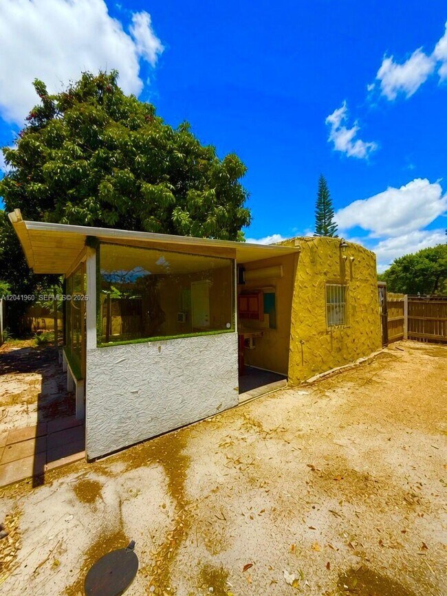 Building Photo - 1340 Peri St