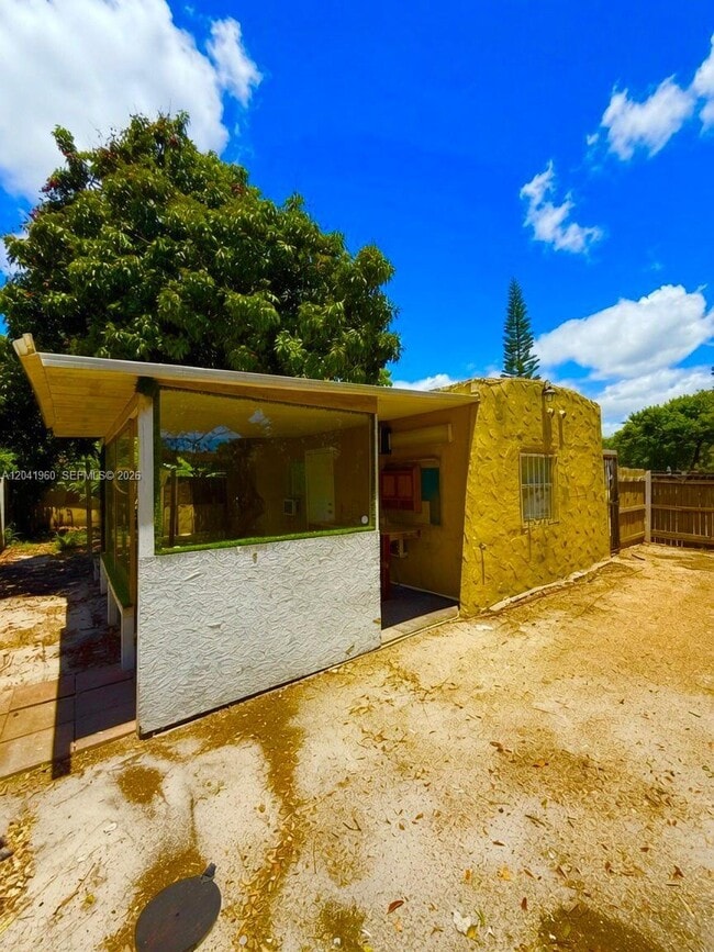 Building Photo - 1340 Peri St