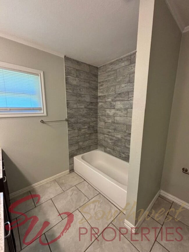 Building Photo - Spacious, bright updated 4 bedroom 3 bath close to campus!!