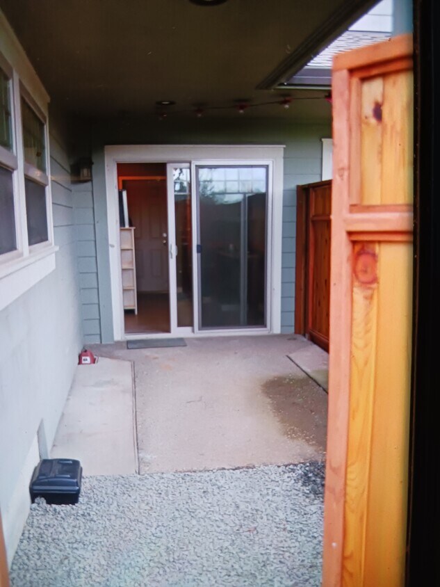 Private patio - 16777 S Henrici Rd