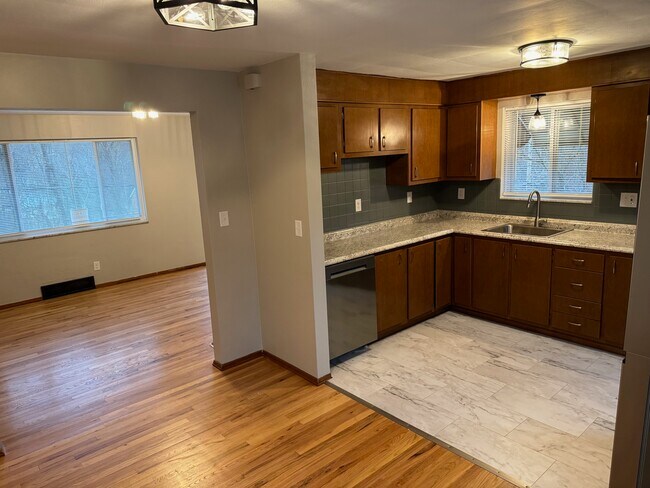 Foto del edificio - 582 Grove Rd